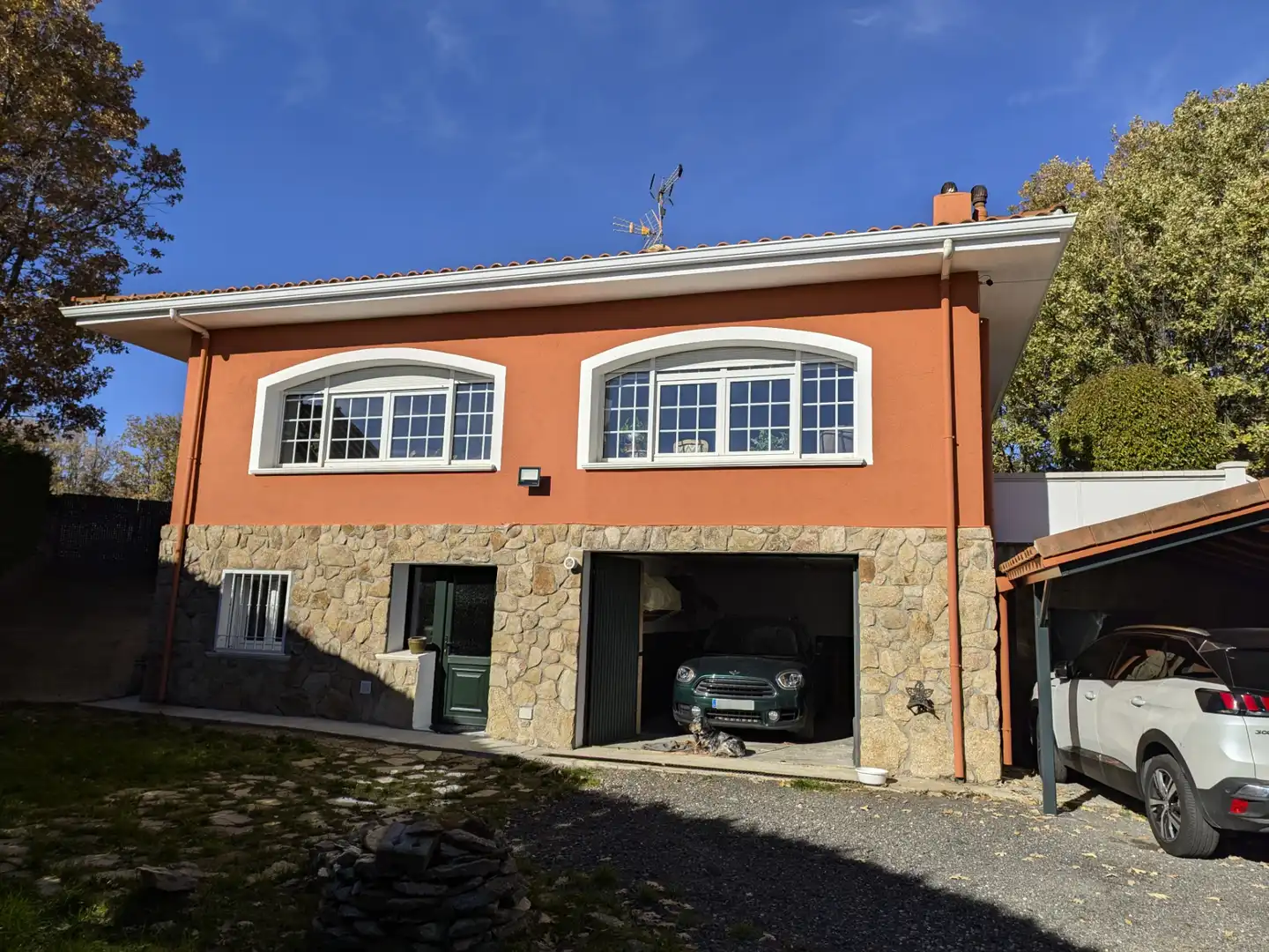 Vista exterior de Casa o chalet en venta en Santa María de la Alameda con Calefacción, Jardín privado y Amueblado