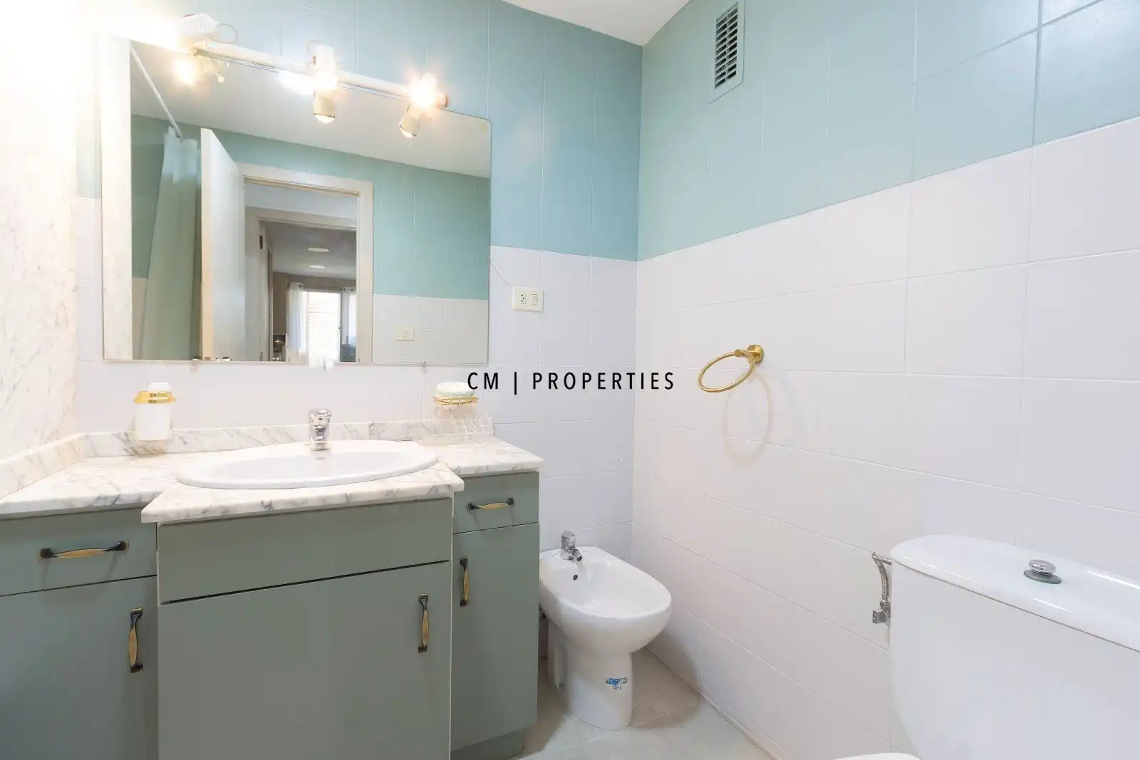 Badezimmer von Wohnung zur Miete in Quatre Carreres
