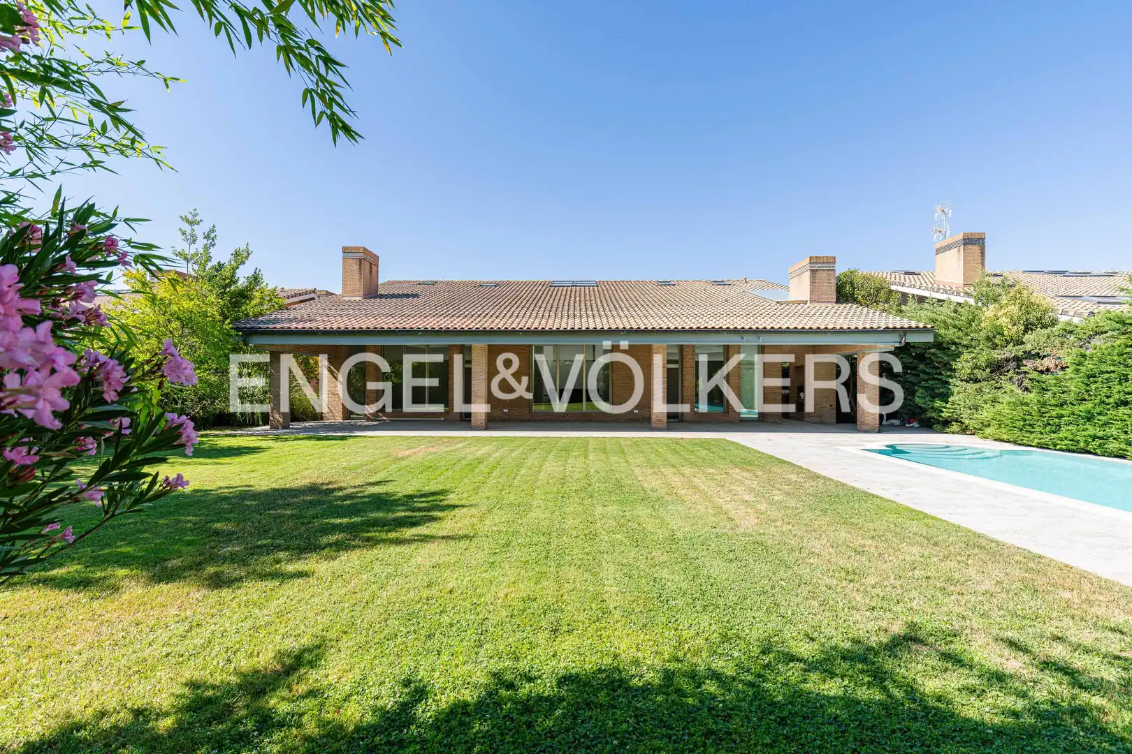 Vista exterior de Casa o xalet de lloguer en Pozuelo de Alarcón amb Aire condicionat, Calefacció i Jardí privat