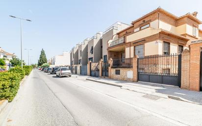 Vista exterior de Casa adosada en venda en Santa Fe amb Aire condicionat, Parquet i Terrassa
