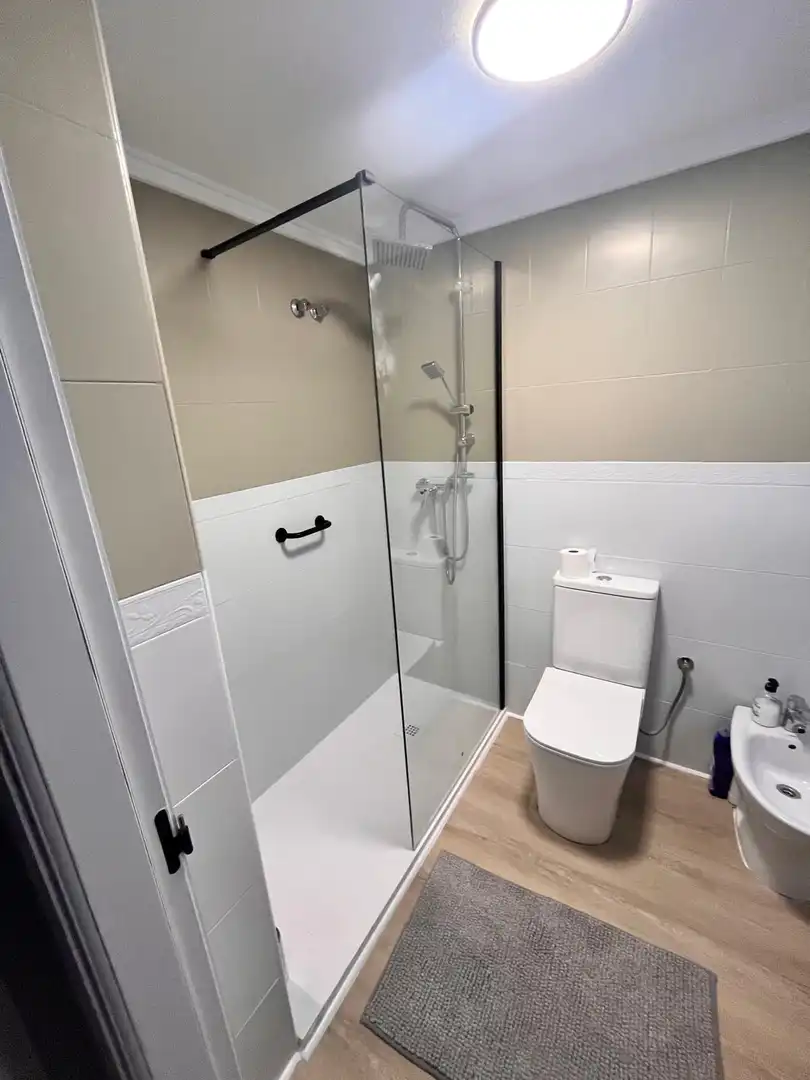 Badezimmer von Wohnung zum Verkauf in Torrevieja mit Klimaanlage, Terrasse und Schwimmbad