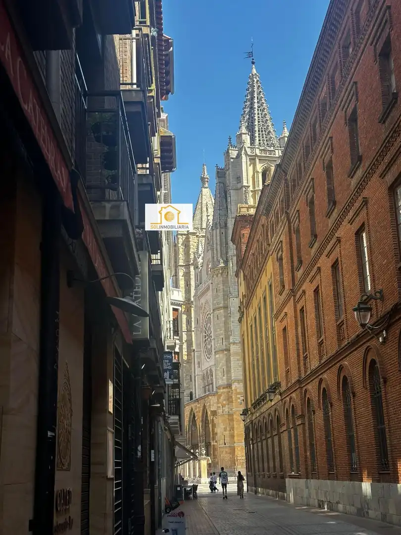 Vista exterior de Pis en venda en León Capital  amb Calefacció, Parquet i TV