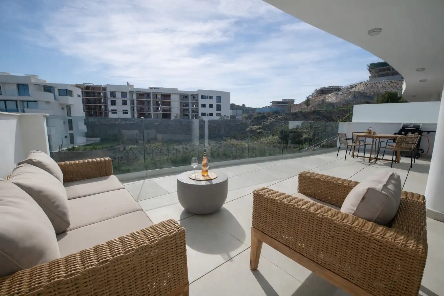 Terrasse von Wohnung zum Verkauf in Fuengirola mit Klimaanlage, Heizung und Terrasse