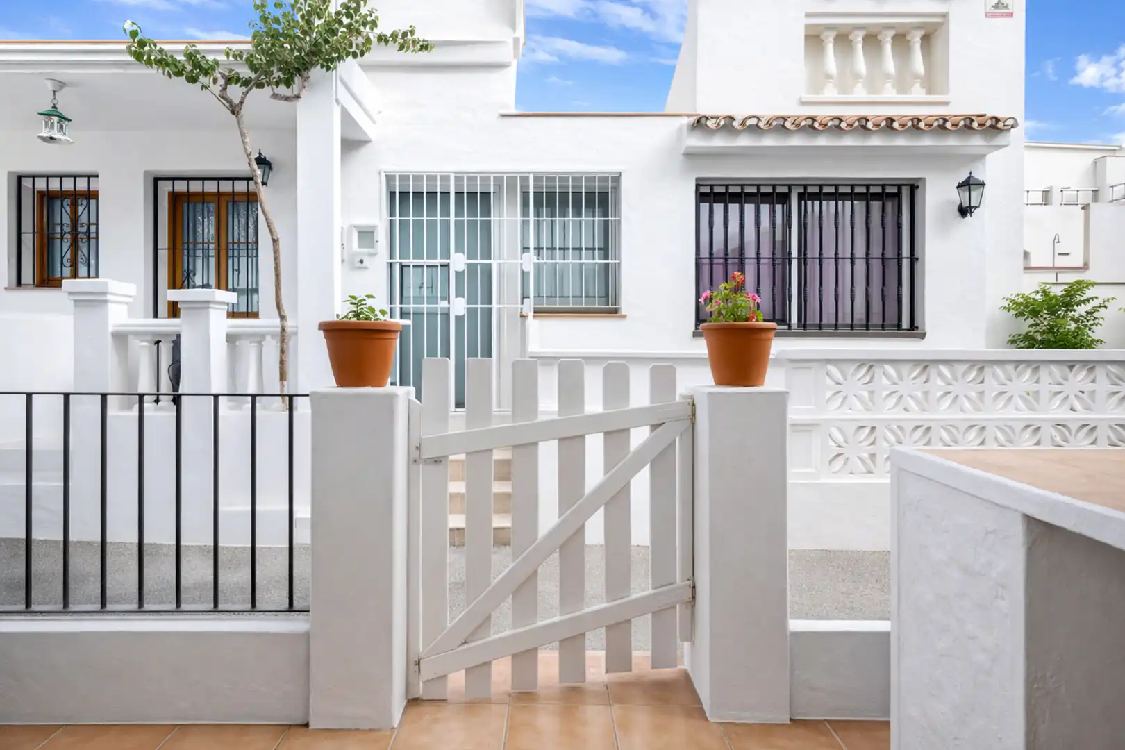 Vista exterior de Casa adosada en venda en Manilva amb Aire condicionat, Terrassa i Piscina