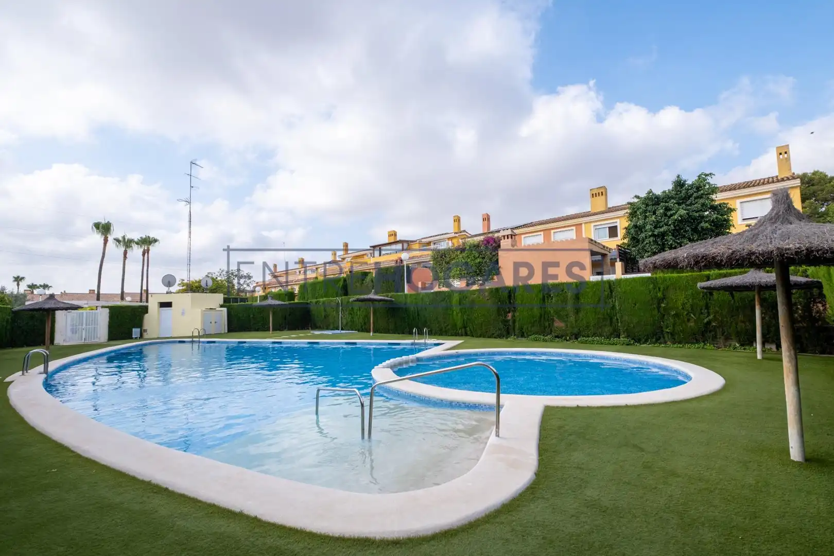 Schwimmbecken von Einfamilien-Reihenhaus zum Verkauf in Moncada