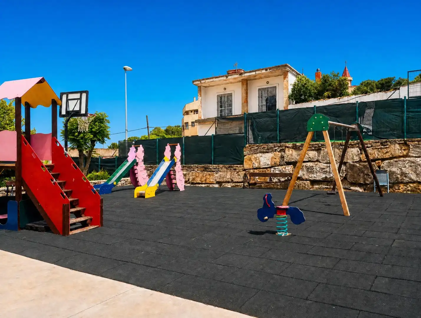 Vista exterior de Pis en venda en Algeciras amb Piscina comunitària