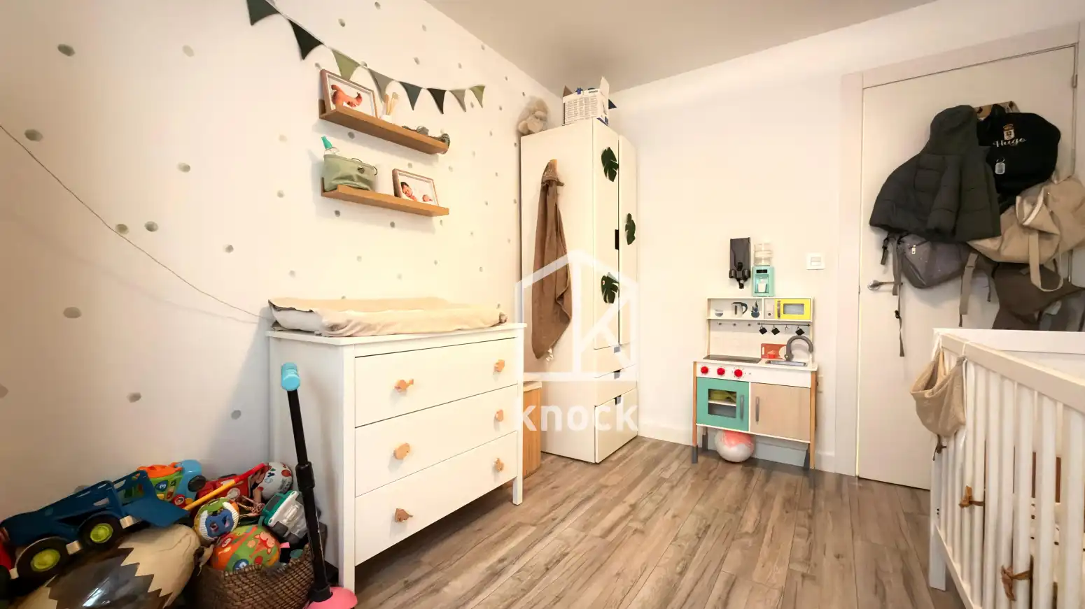 Dormitori de Pis en venda en Oviedo  amb Calefacció, Parquet i Traster