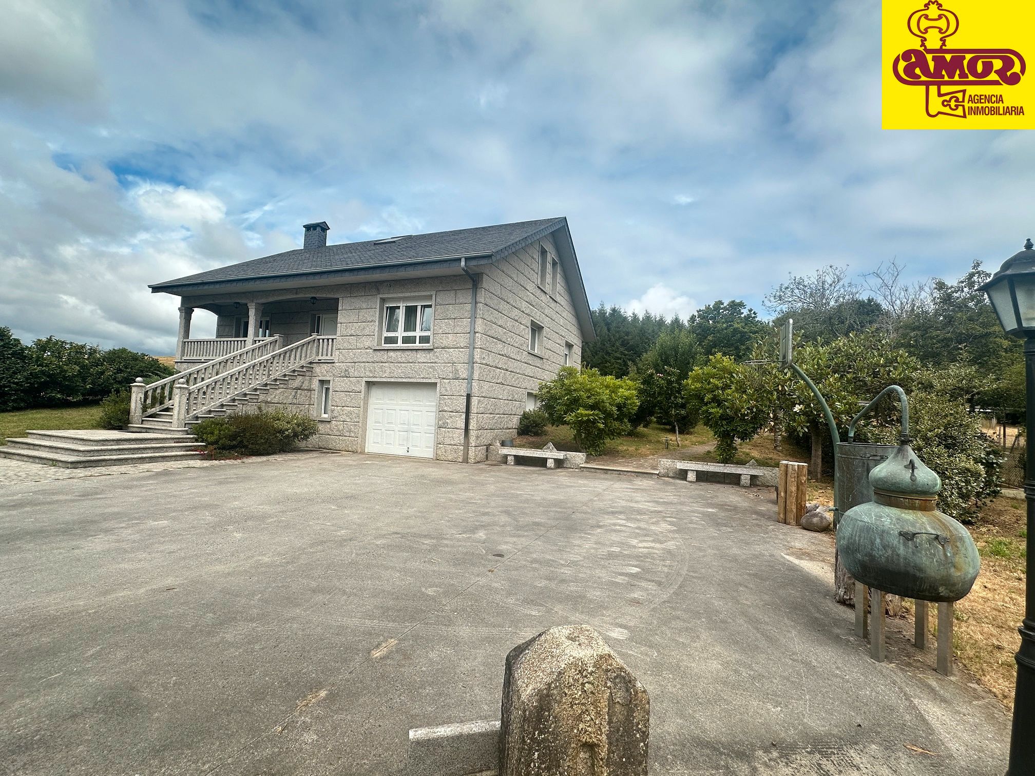 Vista exterior de Casa o xalet en venda en Santiago de Compostela  amb Calefacció, Jardí privat i Parquet