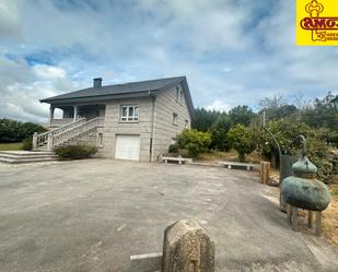 Vista exterior de Casa o xalet en venda en Santiago de Compostela  amb Calefacció, Jardí privat i Parquet