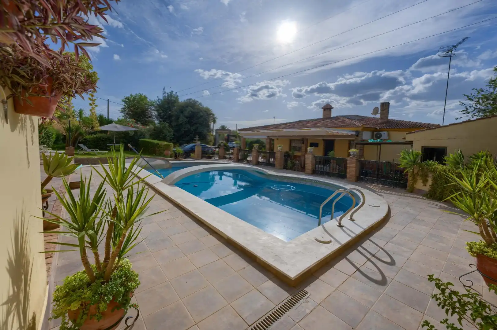 Piscina de Casa o chalet en venta en Sanlúcar la Mayor con Aire acondicionado, Calefacción y Jardín privado