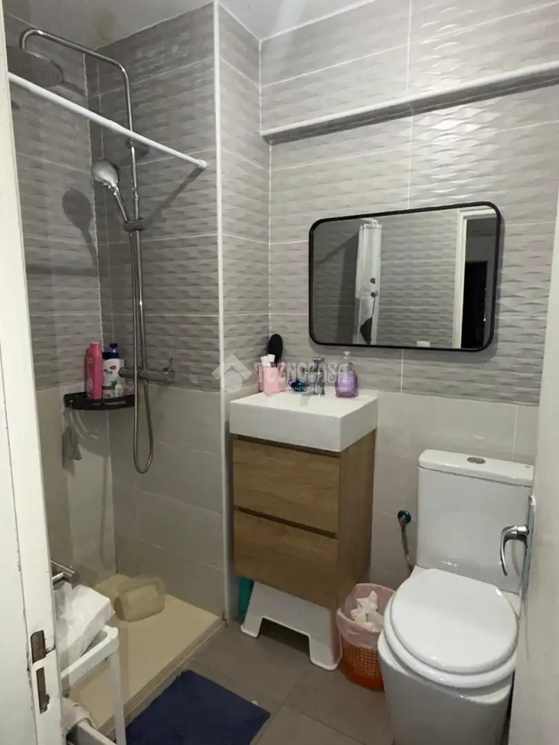 Bathroom of Flat for sale in Madrid  with Heating, Terrace and Storage room