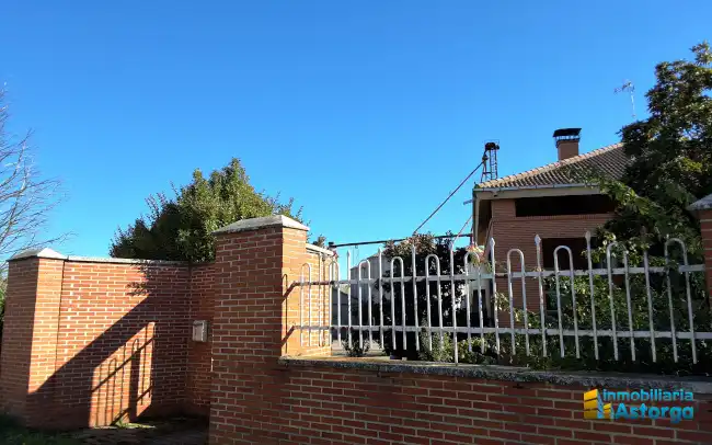 Vista exterior de Casa o chalet en venta en Astorga con Calefacción, Jardín privado y Parquet