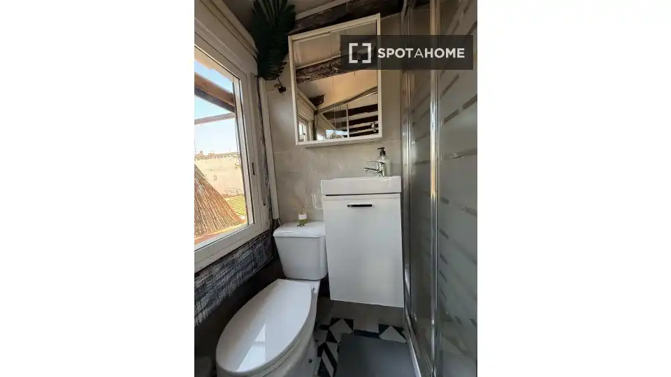 Badezimmer von Wohnung zur untervermieten in Madrid mit Klimaanlage, Heizung und Terrasse