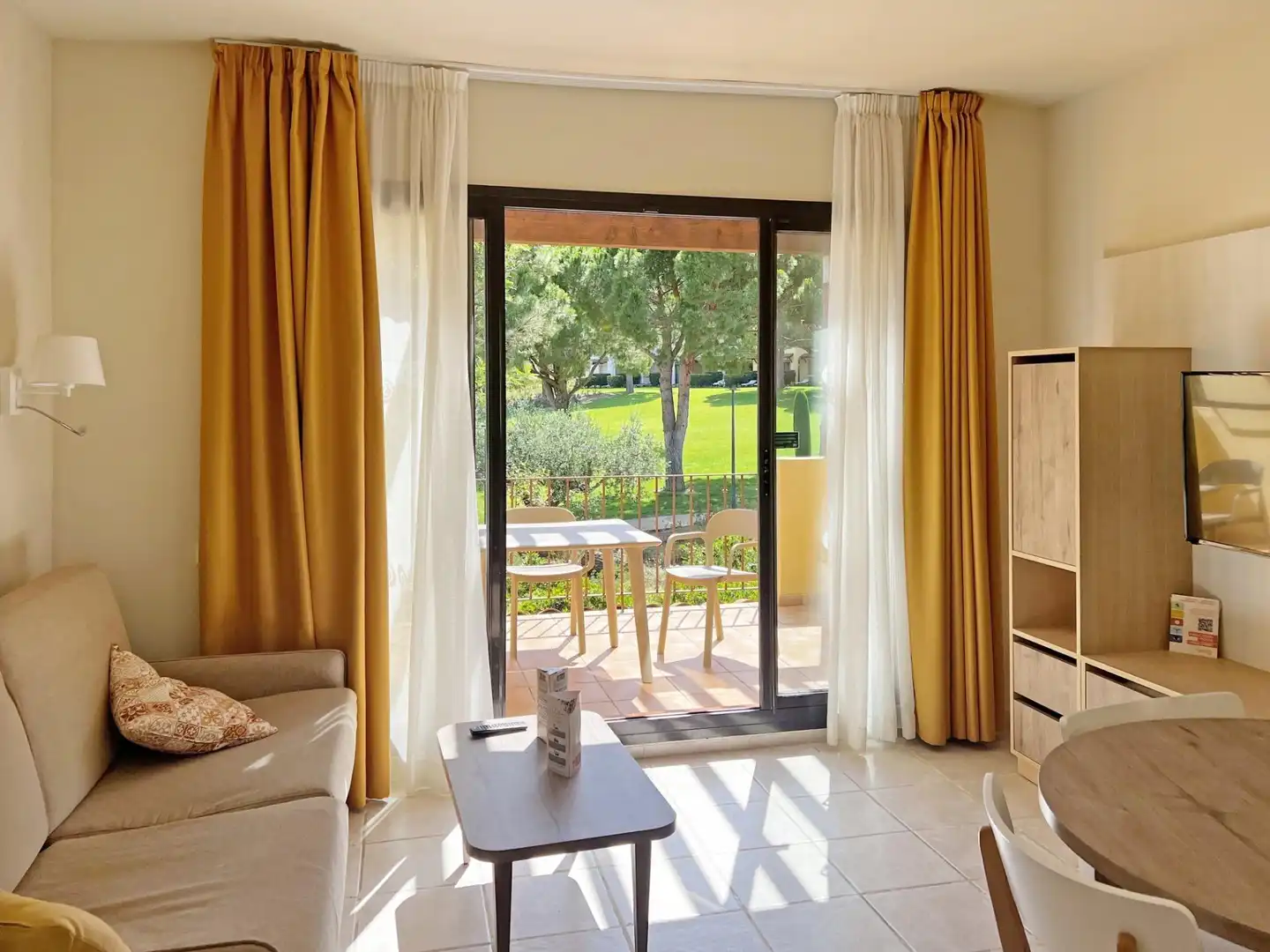 Sala d'estar de Apartament en venda en Mont-roig del Camp amb Aire condicionat, Calefacció i Jardí privat