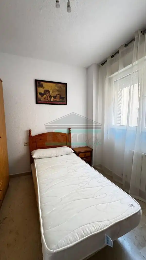 Schlafzimmer von Wohnung zur Miete in Granada mit Klimaanlage, Heizung und Waschmaschine