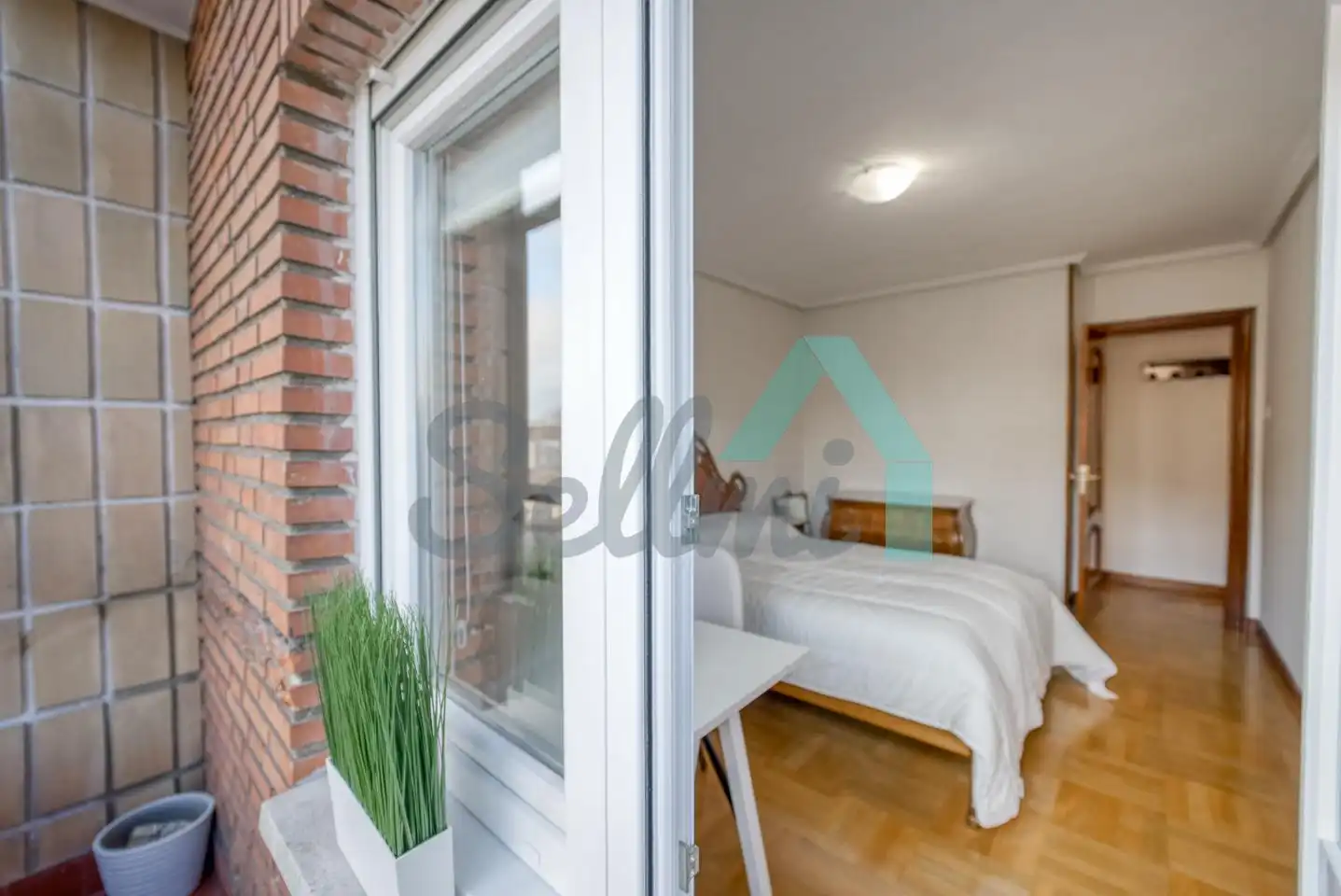 Schlafzimmer von Wohnung zur untervermieten in Oviedo  mit Heizung, Parkett und Terrasse