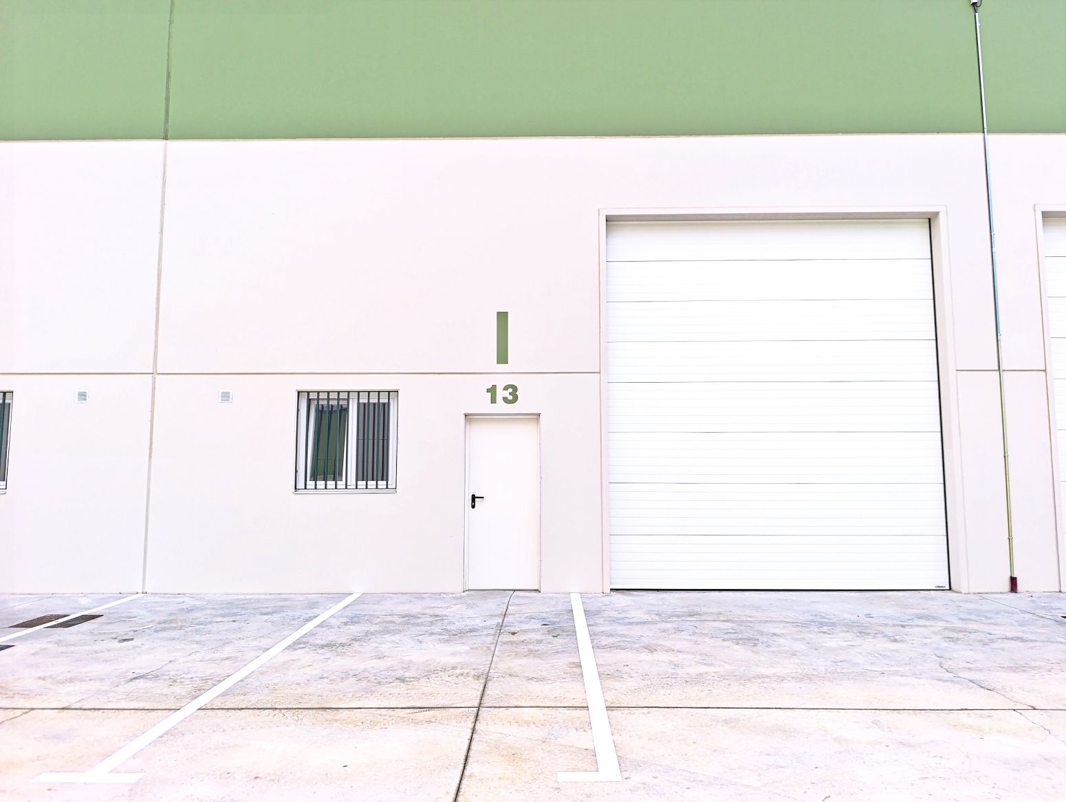 Vista exterior de Nave industrial en venta en  Logroño