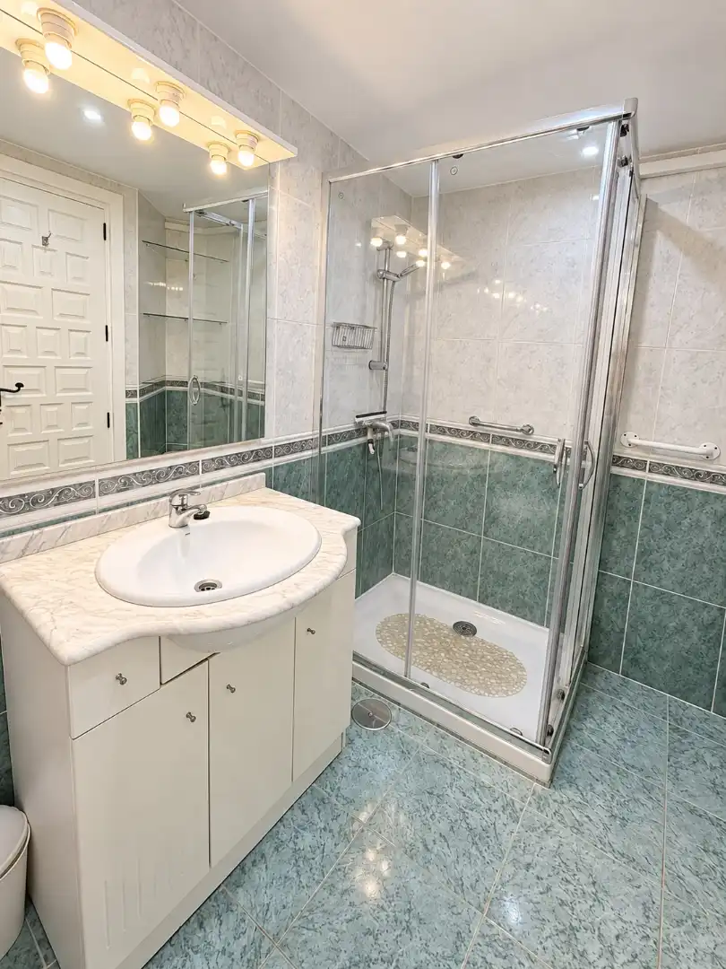 Bany de Apartament en venda en Torremolinos amb Aire condicionat, Terrassa i Moblat