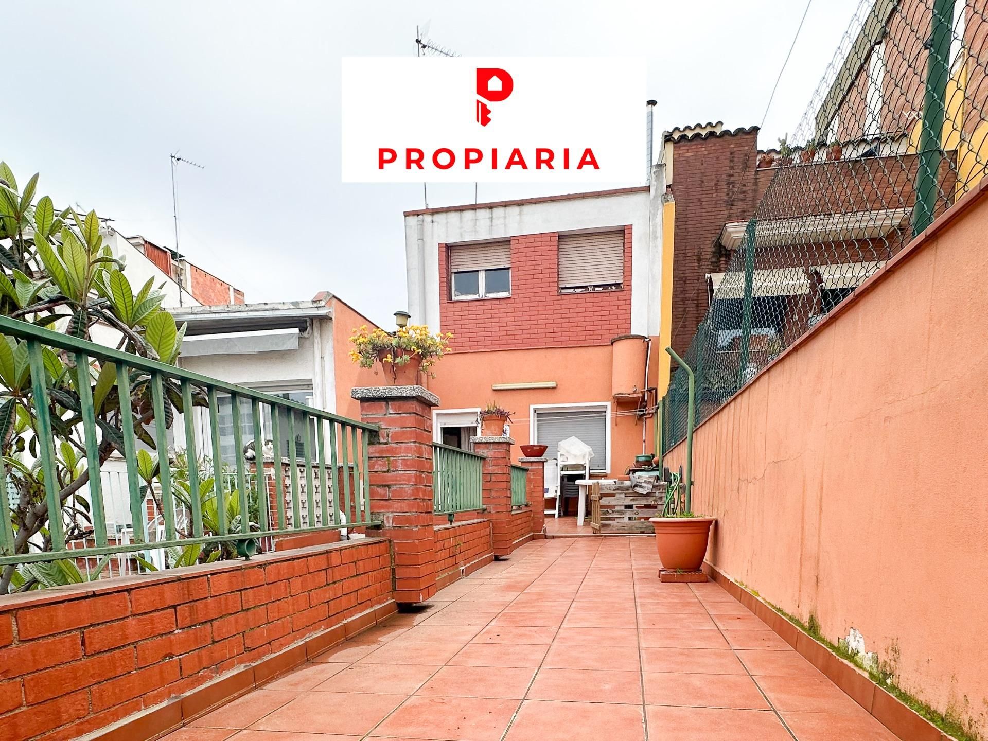Vista exterior de Casa o xalet en venda en Rubí amb Aire condicionat, Jardí privat i Terrassa