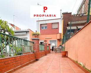 Vista exterior de Casa o xalet en venda en Rubí amb Aire condicionat, Jardí privat i Terrassa