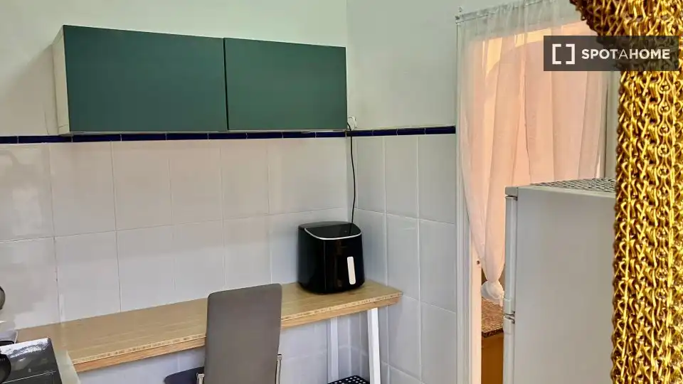 Cuina de Pis de lloguer en Valencia amb Aire condicionat, Calefacció i Moblat