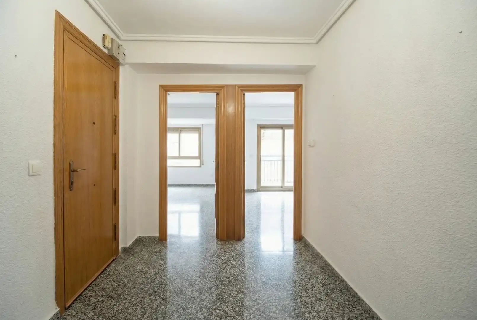 Wohnung zum Verkauf in Valencia mit Klimaanlage, Privatgarten und Abstellraum