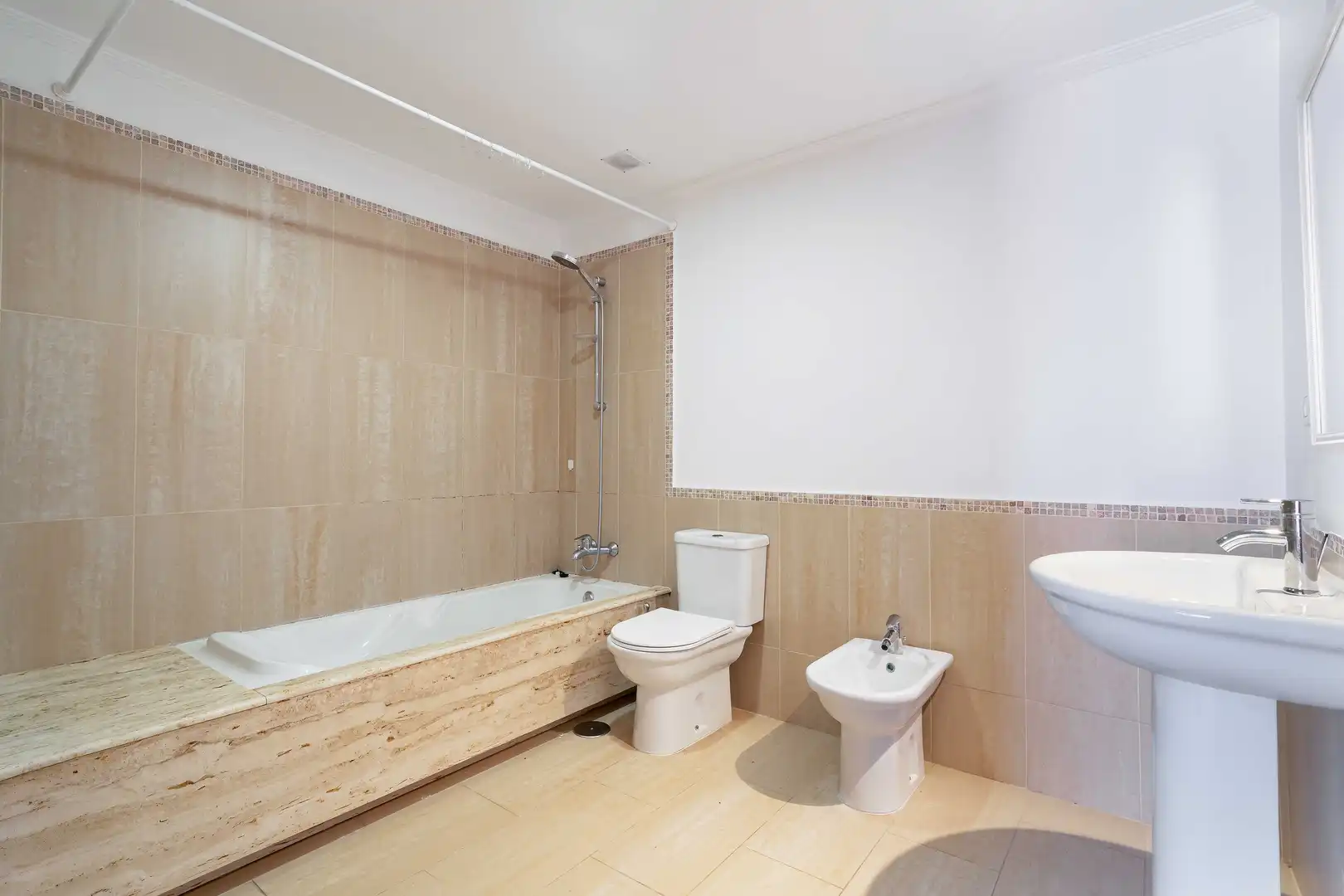Baño de Dúplex en venta en Oleiros con Calefacción, Trastero y Piscina
