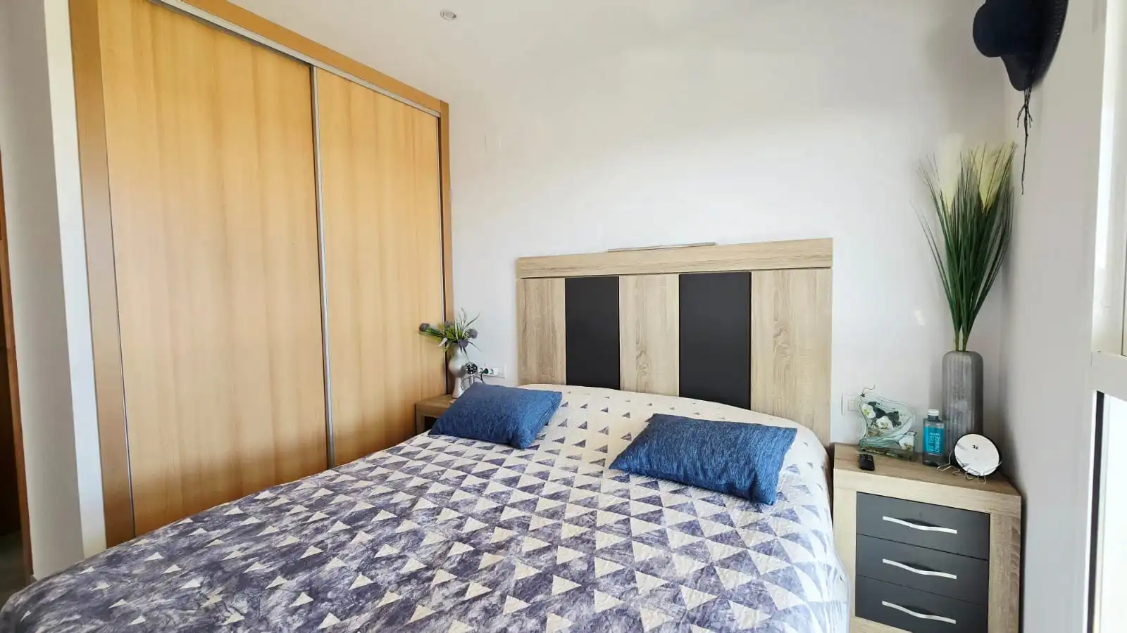Dormitori de Apartament en venda en Oliva amb Aire condicionat, Terrassa i Traster