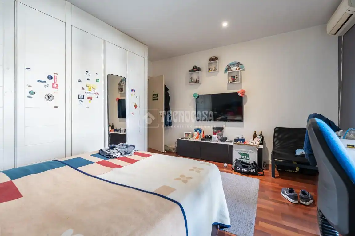 Habitación de Casa adosada en venta en Paracuellos de Jarama con Aire acondicionado, Calefacción y Jardín privado