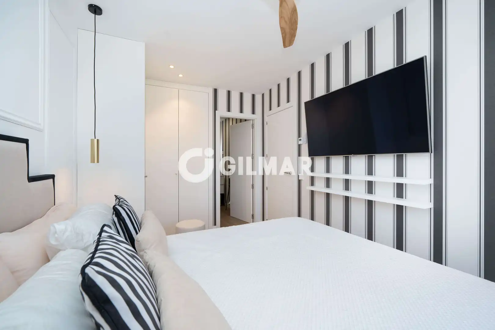 Habitación de Casa adosada en venta en Madrid con Calefacción, Jardín privado y Piscina