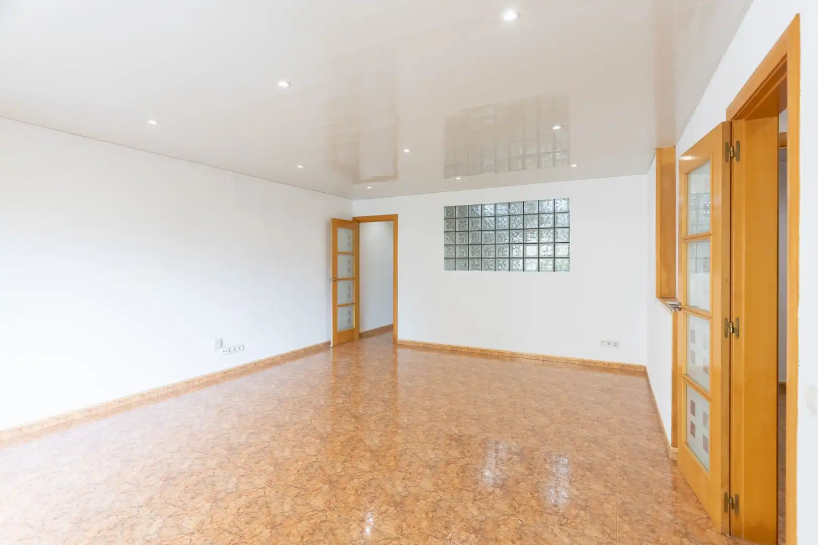 Flat for sale in Badalona  with Air Conditioner
