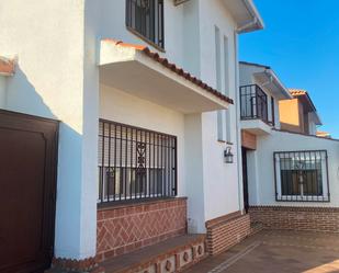 Vista exterior de Casa adosada en venda en Cedillo del Condado amb Aire condicionat, Terrassa i Balcó