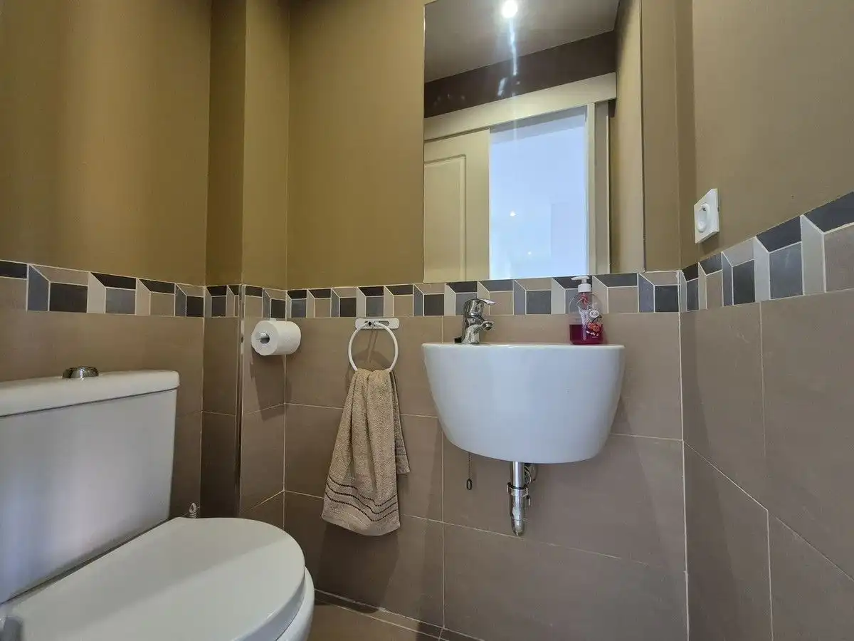 Badezimmer von Dachboden zum Verkauf in Manilva mit Klimaanlage, Heizung und Terrasse