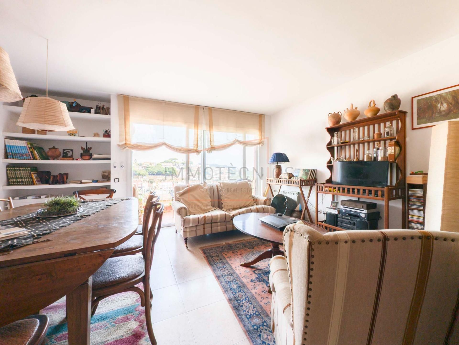 Sala d'estar de Casa o xalet en venda en Caldes d'Estrac amb Calefacció, Jardí privat i Terrassa