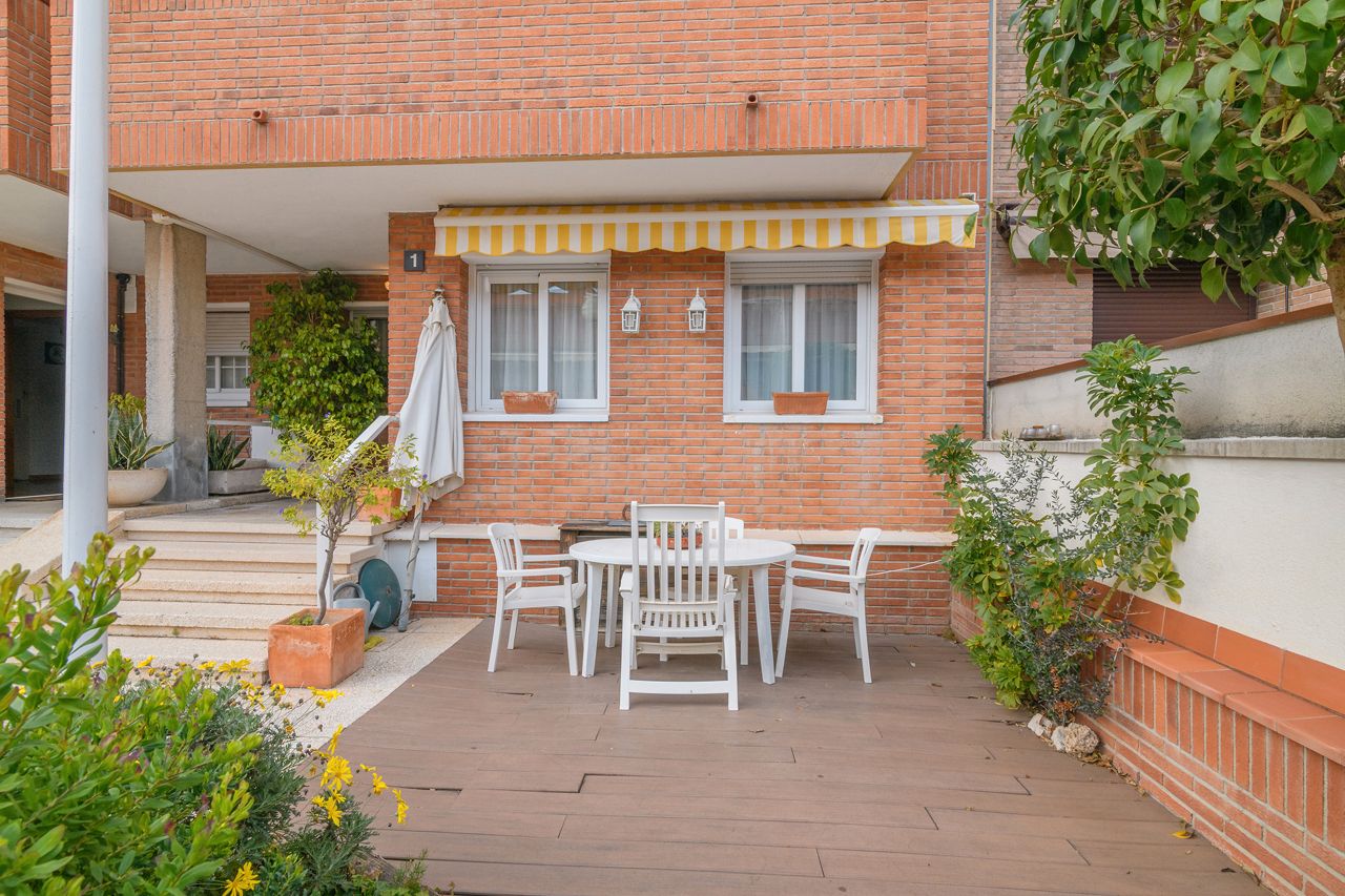 Garden of Single-family semi-detached for sale in Cornellà de Llobregat  with Air Conditioner, Heating and Private garden