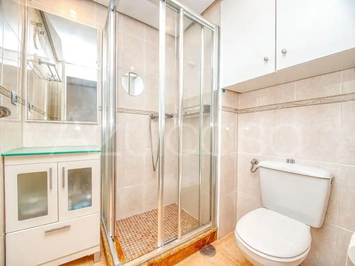Badezimmer von Wohnung zum Verkauf in Sant Joan d'Alacant mit Klimaanlage, Terrasse und Gemeinschaftspool