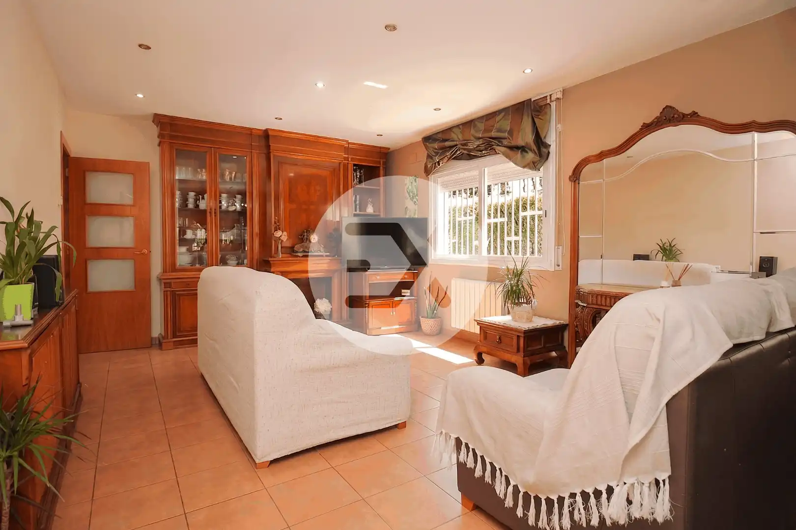 Sala d'estar de Casa o xalet en venda en Castelldefels amb Jardí privat