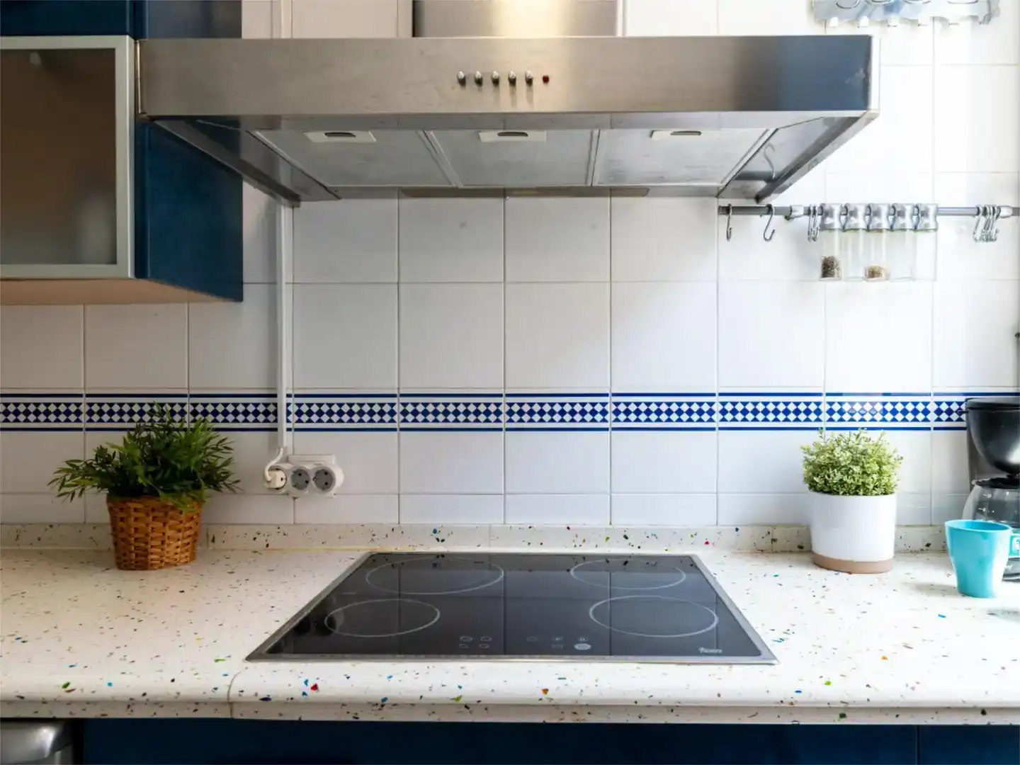Cocina de Piso para compartir en Sevilla con Aire acondicionado, Jardín privado y Amueblado