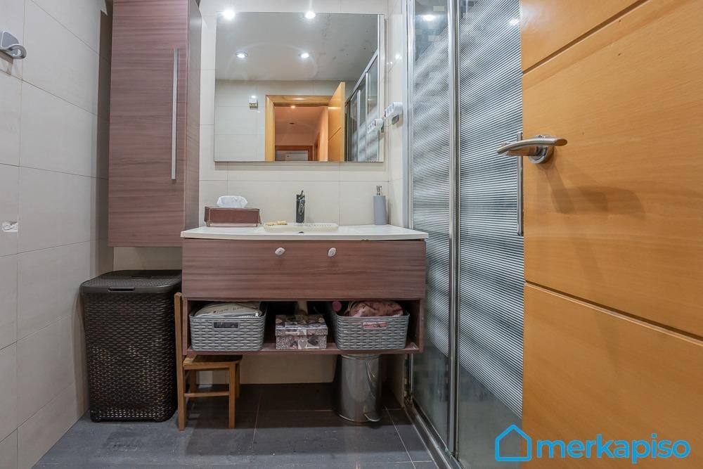 Bathroom of Flat for sale in Viladecans  with Air Conditioner, Heating and Parquet flooring