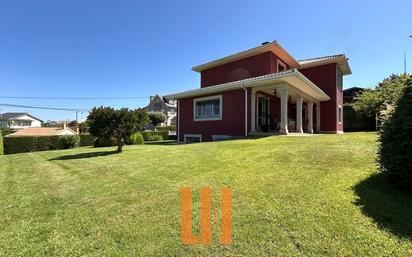 Vista exterior de Casa adosada en venda en Oleiros amb Calefacció, Jardí privat i Parquet
