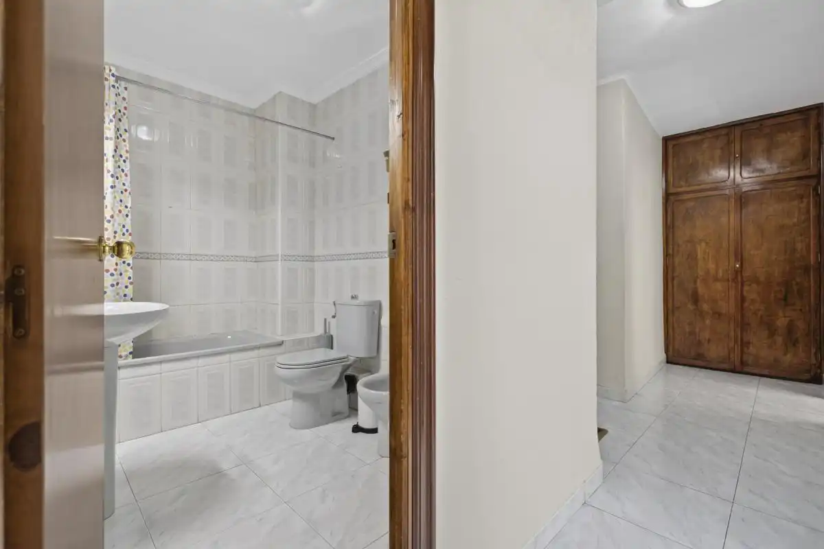 Badezimmer von Wohnung zum Verkauf in San Juan de Aznalfarache mit Klimaanlage, Heizung und Terrasse