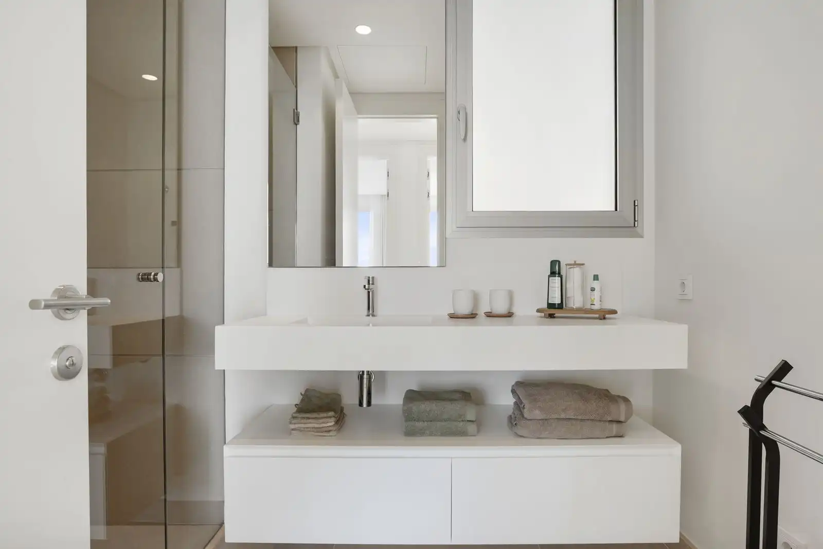 Badezimmer von Dachboden zum Verkauf in Benahavís mit Klimaanlage, Terrasse und Möbliert