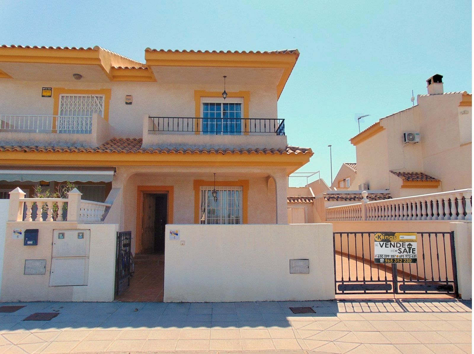 Exterior view of Single-family semi-detached for sale in Pilar de la Horadada  with Private garden, Terrace and Furnished