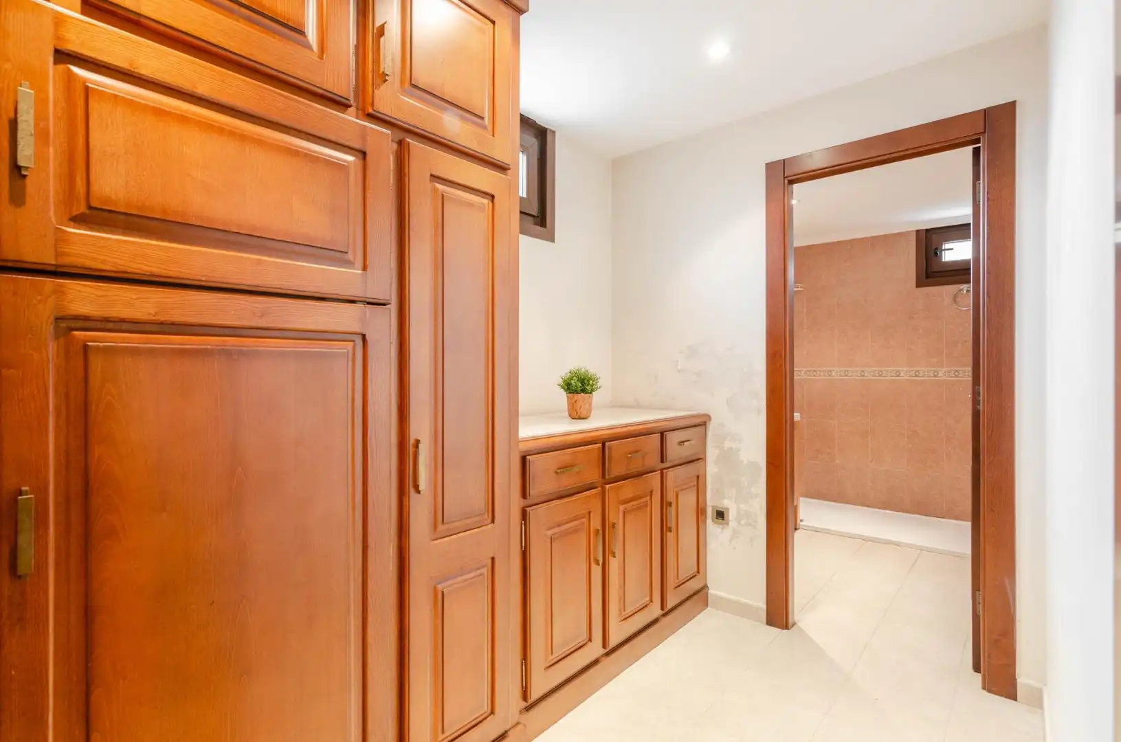 Baño de Casa o chalet en venta en Santo Adriano con Calefacción, Piscina y Alarma