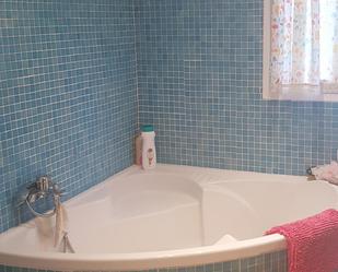 Bathroom of House or chalet to share in  Valencia Capital  with Air Conditioner, Heating and Furnished