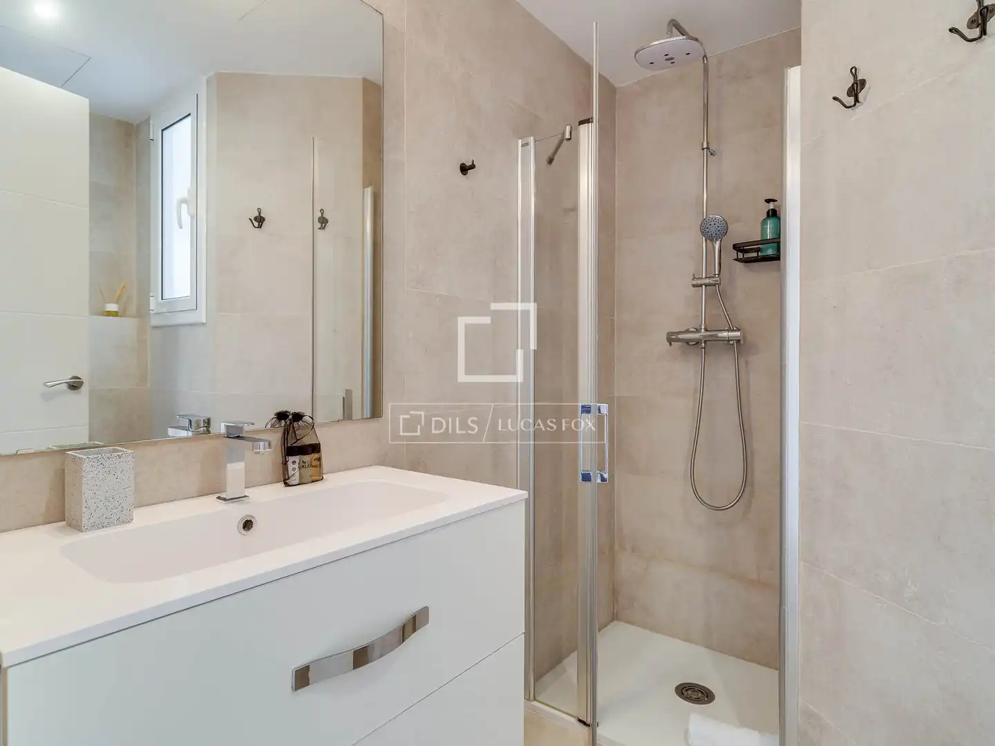 Badezimmer von Dachboden zum Verkauf in Barcelona mit Klimaanlage, Heizung und Terrasse