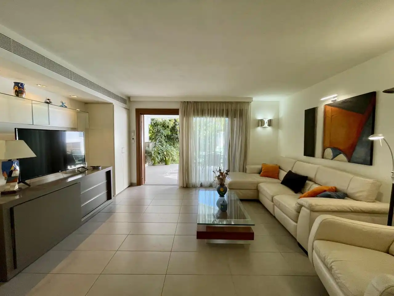 Sala d'estar de Dúplex de lloguer en San Bartolomé de Tirajana amb Aire condicionat, Jardí privat i Terrassa