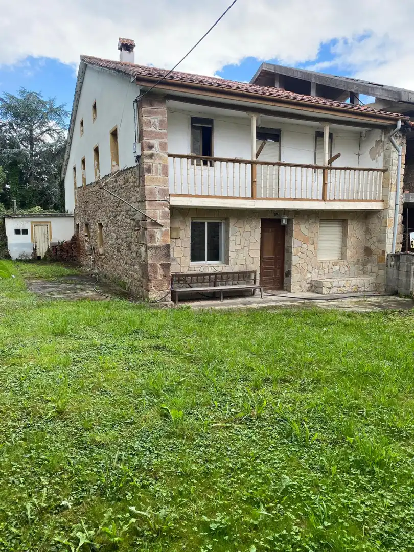 Außenansicht von Einfamilien-Reihenhaus zum Verkauf in Santa María de Cayón mit Heizung, Privatgarten und Abstellraum