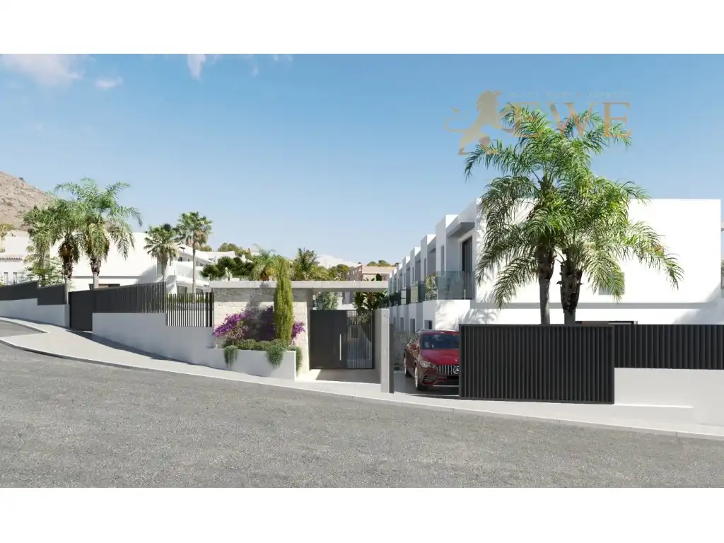 Casa adosada en venta en Calle Praga, Golf Bahía