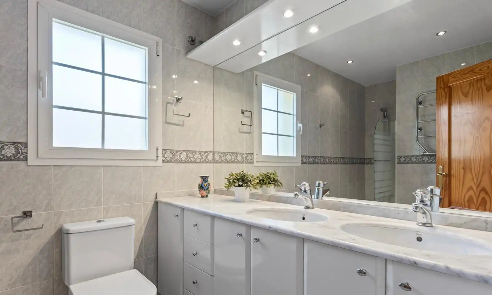 Bathroom of Houses for sale in Marbella  with Air Conditioner, Heating and Terrace
